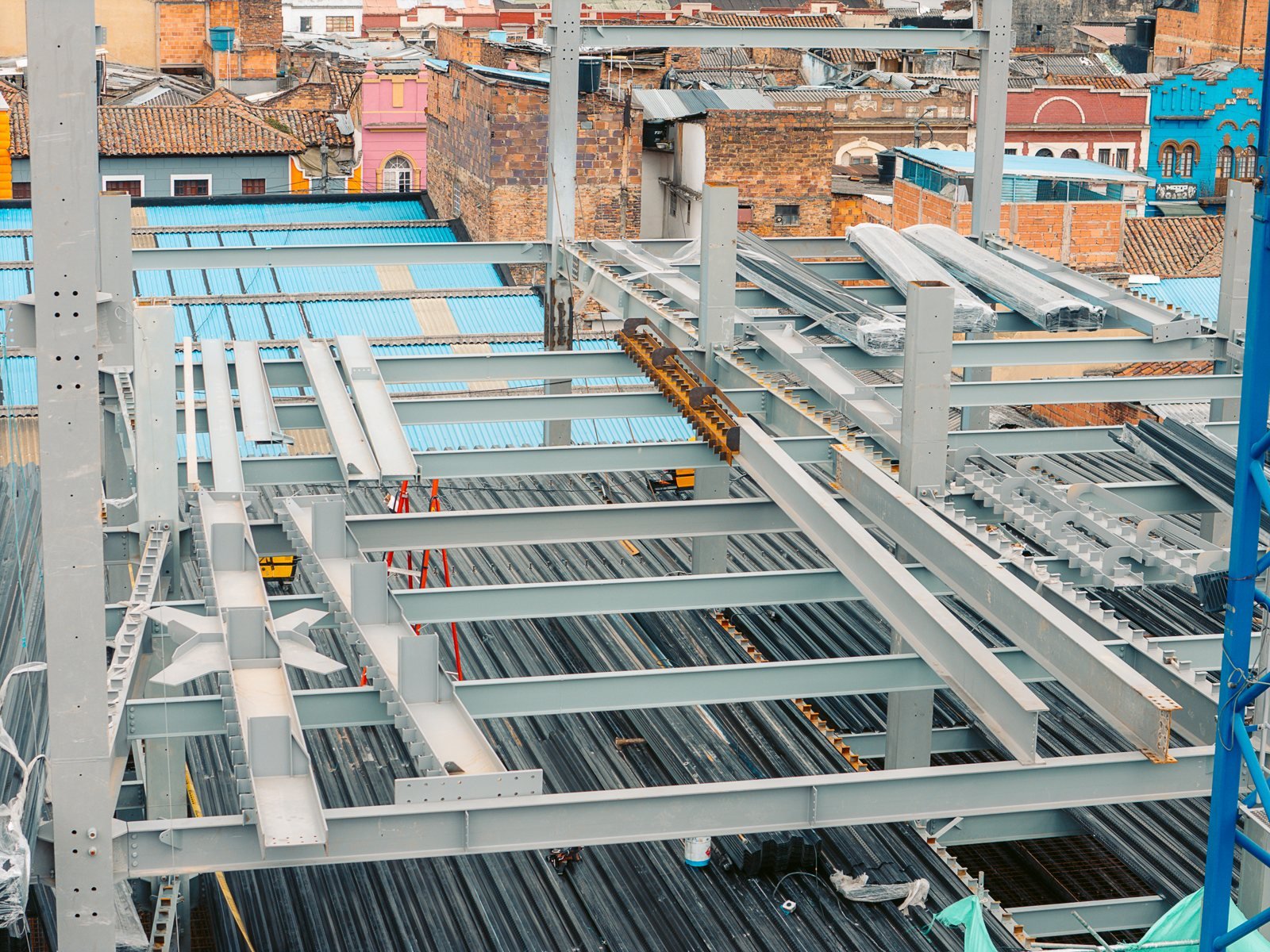 Estructura metálica durante la construcción de CLE 16/16